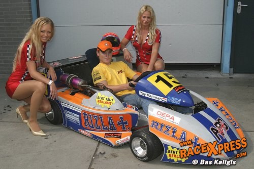 Roy Panman in goed gezelschap van RaceXpress.com racebabes